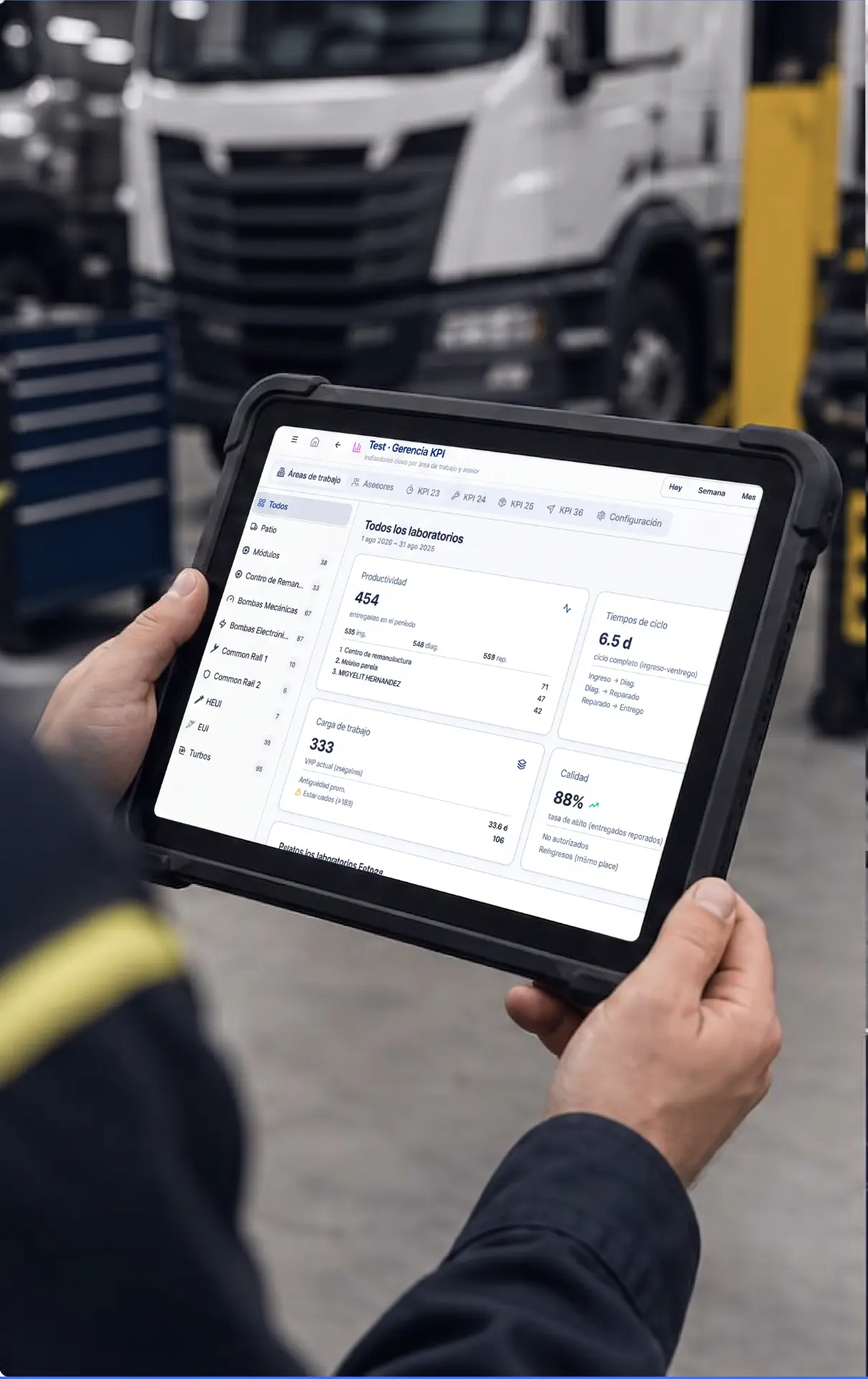 Mecánico usando Diesel Works Software en una tablet industrial